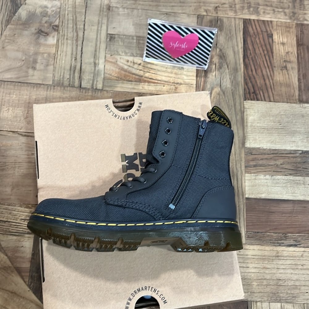 ๐ DR MARTENS JUNIOR UNISEX COMBS EXTRA TOUGH POLY CASUAL BOOTS NWT - Picture 11 of 14
